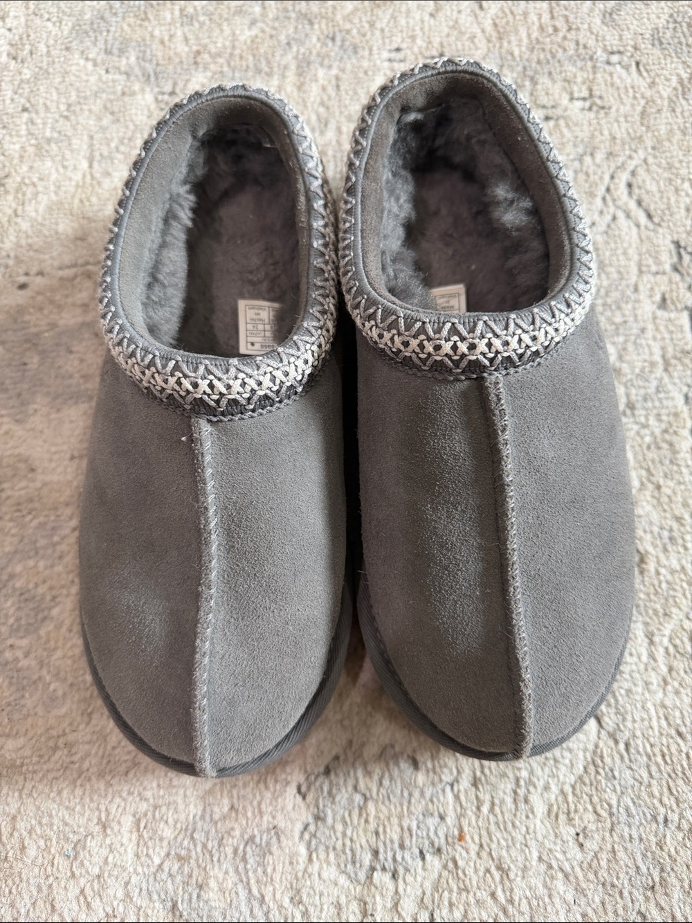 Women's Ugg Size 7 in Grey